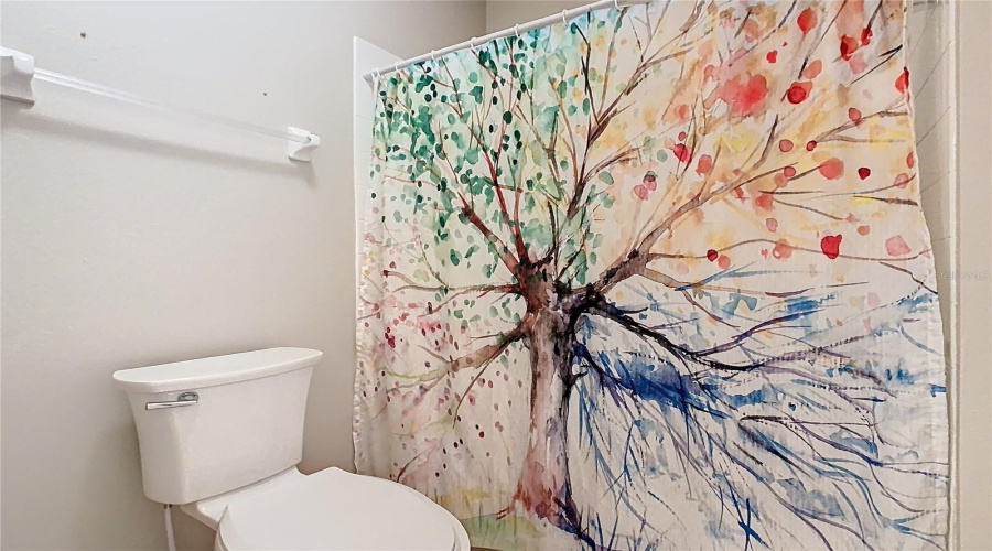 Guest Bath – Convenient and move-in ready. Guest Bath – Convenient and move-in ready.