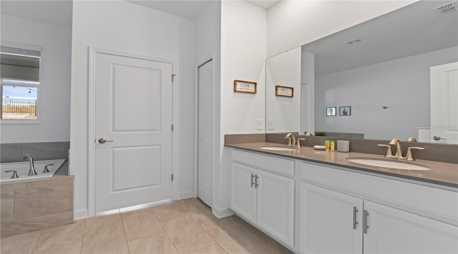 DAVENPORT, Florida 33896, 7 Bedrooms Bedrooms, ,5 BathroomsBathrooms,Residential,For Sale,SOMMERSET HILLS,0,MFRS5137682