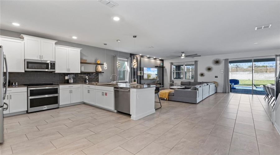 DAVENPORT, Florida 33896, 7 Bedrooms Bedrooms, ,5 BathroomsBathrooms,Residential,For Sale,SOMMERSET HILLS,0,MFRS5137682