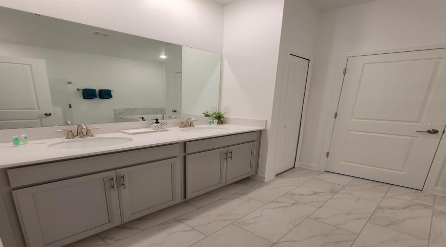 KISSIMMEE, Florida 34746, 8 Bedrooms Bedrooms, ,5 BathroomsBathrooms,Residential,For Sale,PARAGRAPH,0,MFRO6357177