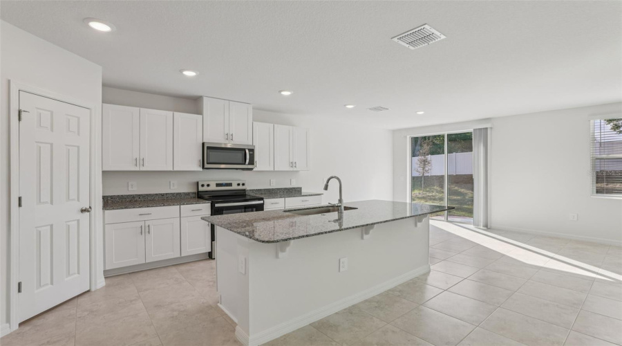 DAVENPORT, Florida 33837, 4 Bedrooms Bedrooms, ,3 BathroomsBathrooms,Residential,For Sale,WHITE TAIL,0,MFRO6352637