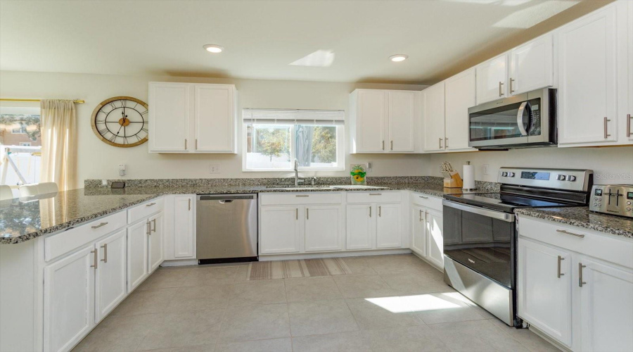 DAVENPORT, Florida 33897, 4 Bedrooms Bedrooms, ,2 BathroomsBathrooms,Residential,For Sale,PAPAYA,0,MFRG5104059