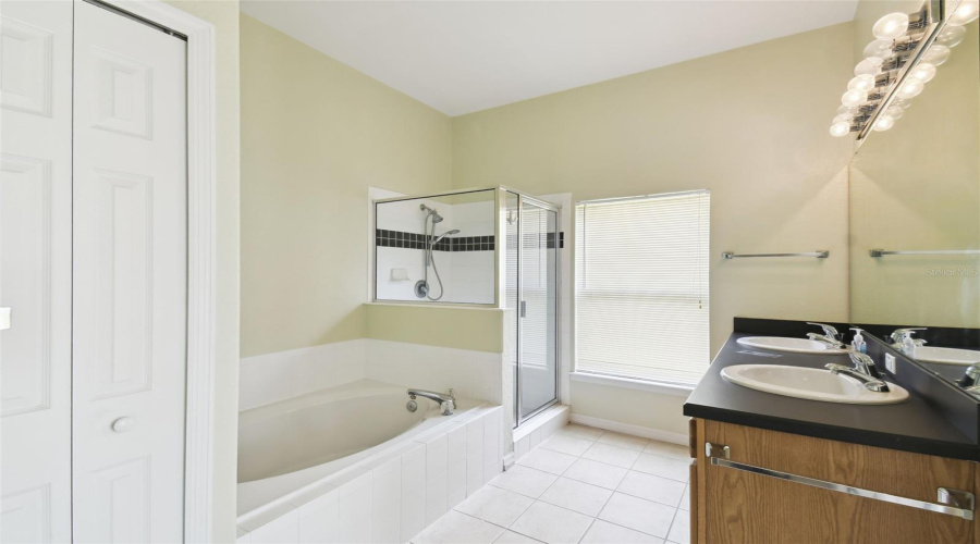 Primary en-suite with separate shower/bath