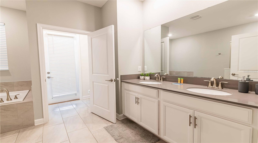 KISSIMMEE, Florida 34746, 8 Bedrooms Bedrooms, ,5 BathroomsBathrooms,Residential,For Sale,NARRATIVE,0,MFRO6358713