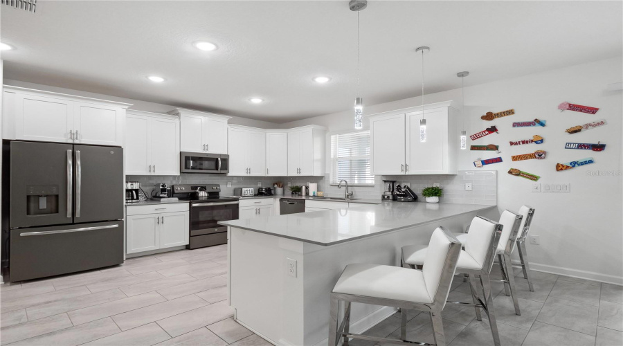 DAVENPORT, Florida 33896, 6 Bedrooms Bedrooms, ,6 BathroomsBathrooms,Residential,For Sale,PEBBLE BEACH,0,MFRS5130681