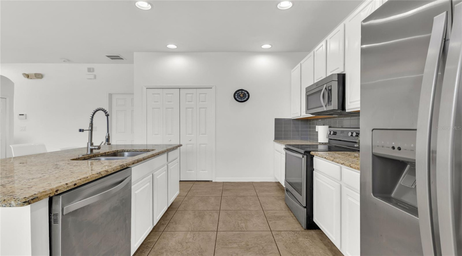 KISSIMMEE, Florida 34746, 4 Bedrooms Bedrooms, ,3 BathroomsBathrooms,Residential,For Sale,LAS FUENTES,0,MFRO6350938