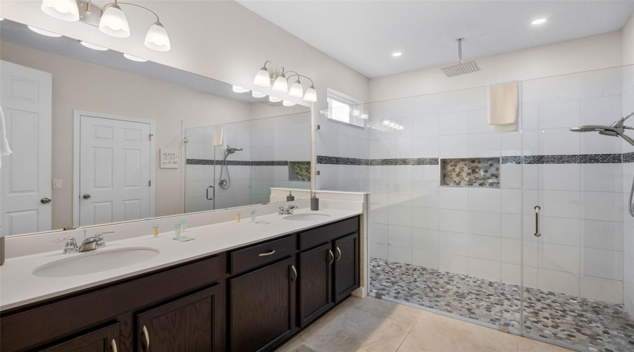 KISSIMMEE, Florida 34747, 7 Bedrooms Bedrooms, ,5 BathroomsBathrooms,Residential,For Sale,SUNSHINE RIDGE,0,MFRS5138217