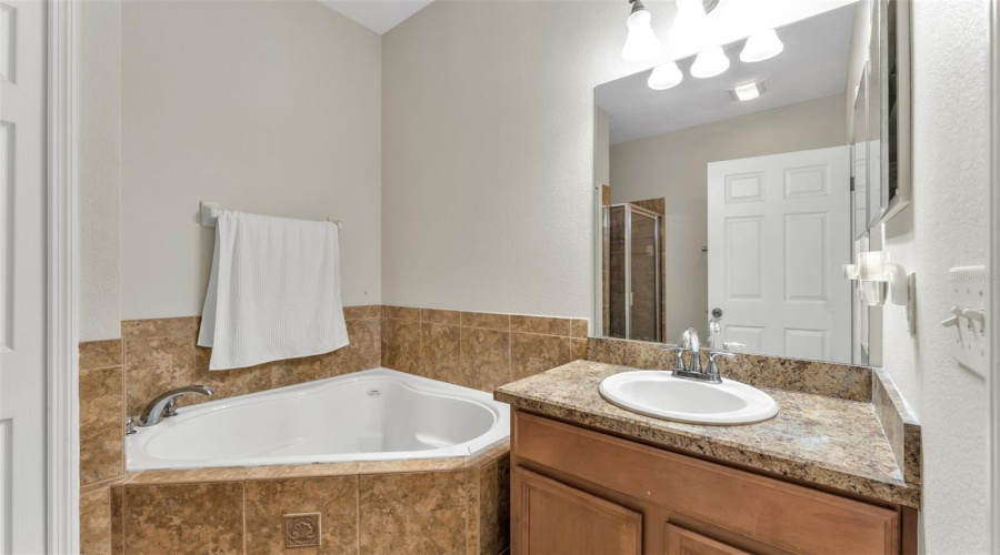 DAVENPORT, Florida 33837, 4 Bedrooms Bedrooms, ,3 BathroomsBathrooms,Residential,For Sale,BRIDGEFORD CROSSING,0,MFRL4957203