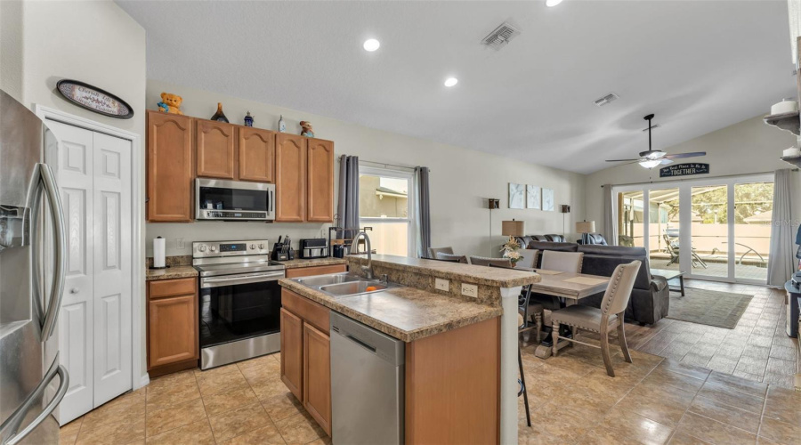 DAVENPORT, Florida 33837, 4 Bedrooms Bedrooms, ,3 BathroomsBathrooms,Residential,For Sale,BRIDGEFORD CROSSING,0,MFRL4957203