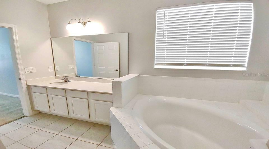 DAVENPORT, Florida 33837, 6 Bedrooms Bedrooms, ,5 BathroomsBathrooms,Residential,For Sale,CROFTON,0,MFRO6359243