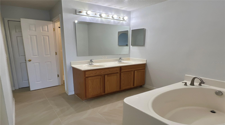 Master bath, dual sinks & garden soaker tub
