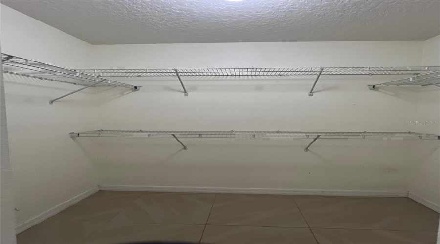 Walk-in closet 2
