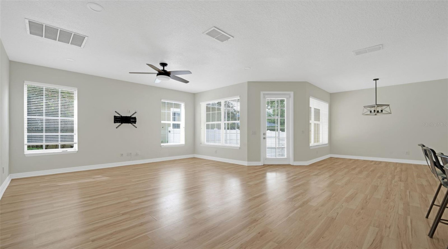 Living room/Breakfast nook