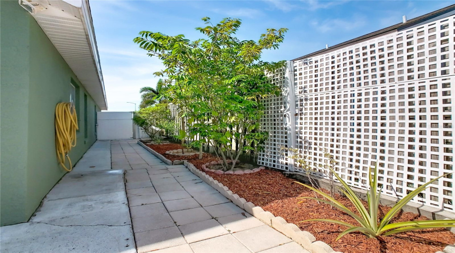 DAVENPORT, Florida 33897, 4 Bedrooms Bedrooms, ,2 BathroomsBathrooms,Residential,For Sale,HALSTEAD,0,MFRO6359958