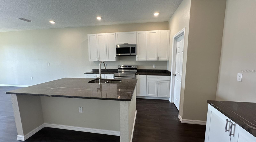 DAVENPORT, Florida 33896, 3 Bedrooms Bedrooms, ,3 BathroomsBathrooms,Residential,For Sale,LAKE SHORE,0,MFRO6359843