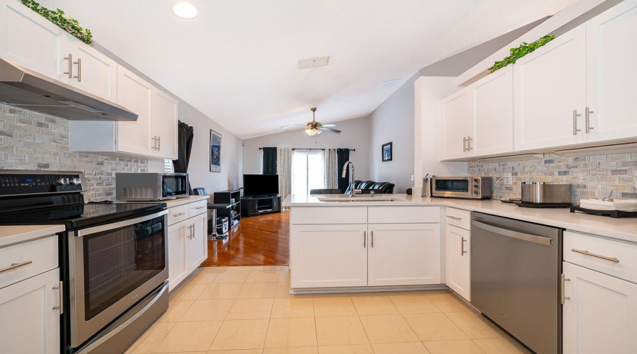 DAVENPORT, Florida 33897, 4 Bedrooms Bedrooms, ,2 BathroomsBathrooms,Residential,For Sale,HALSTEAD,0,MFRS5134482