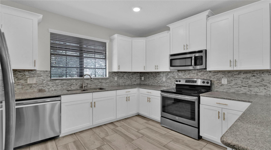 DAVENPORT, Florida 33896, 4 Bedrooms Bedrooms, ,2 BathroomsBathrooms,Residential,For Sale,OVERPOOL,0,MFRS5138383