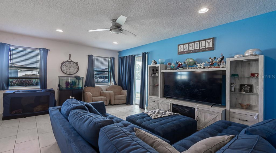 DAVENPORT, Florida 33837, 4 Bedrooms Bedrooms, ,3 BathroomsBathrooms,Residential,For Sale,SAPPHIRE,0,MFRTB8447441