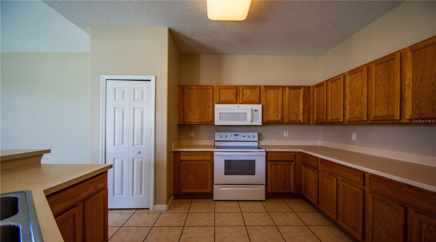 DAVENPORT, Florida 33897, 5 Bedrooms Bedrooms, ,3 BathroomsBathrooms,Residential,For Sale,CORVINA,0,MFRO6359388