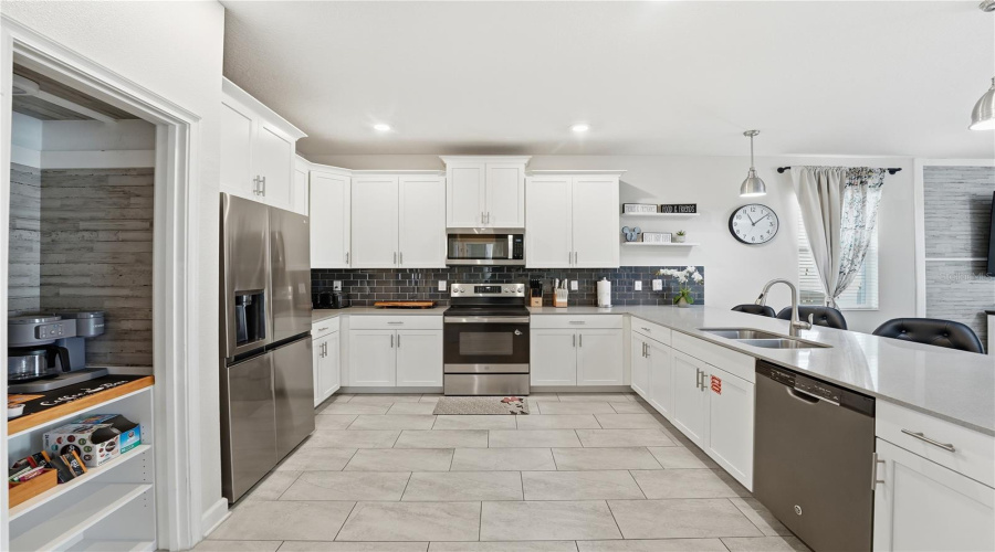 DAVENPORT, Florida 33896, 8 Bedrooms Bedrooms, ,5 BathroomsBathrooms,Residential,For Sale,SANDBAGGER,0,MFRO6357127