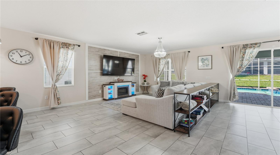 DAVENPORT, Florida 33896, 8 Bedrooms Bedrooms, ,5 BathroomsBathrooms,Residential,For Sale,SANDBAGGER,0,MFRO6357127