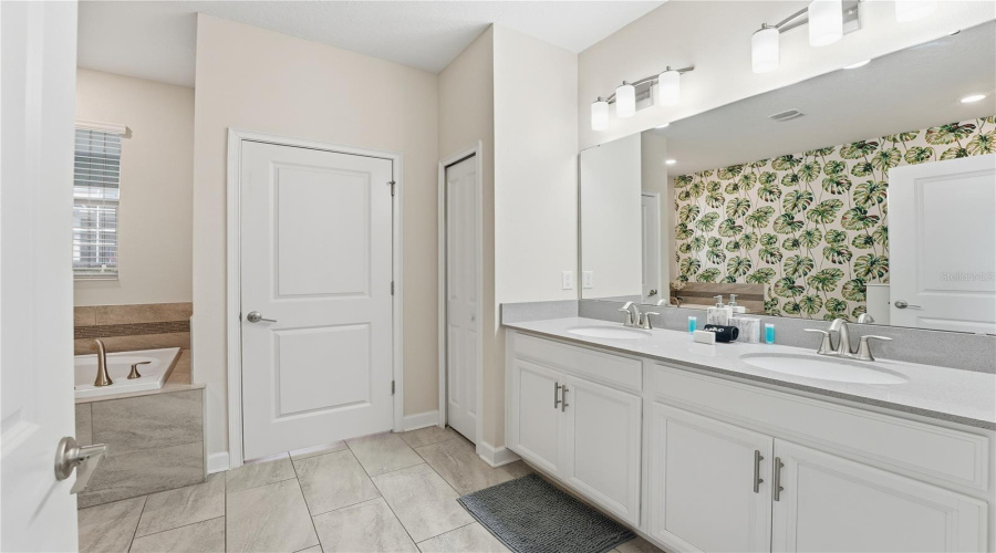 DAVENPORT, Florida 33896, 8 Bedrooms Bedrooms, ,5 BathroomsBathrooms,Residential,For Sale,SANDBAGGER,0,MFRO6357127