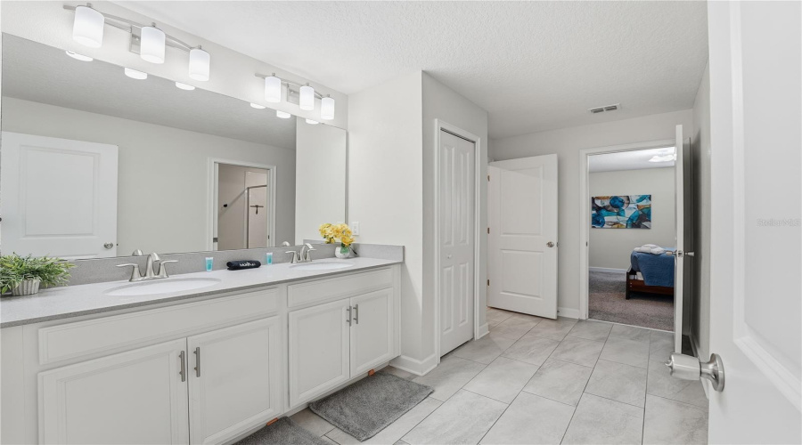 DAVENPORT, Florida 33896, 8 Bedrooms Bedrooms, ,5 BathroomsBathrooms,Residential,For Sale,SANDBAGGER,0,MFRO6357127