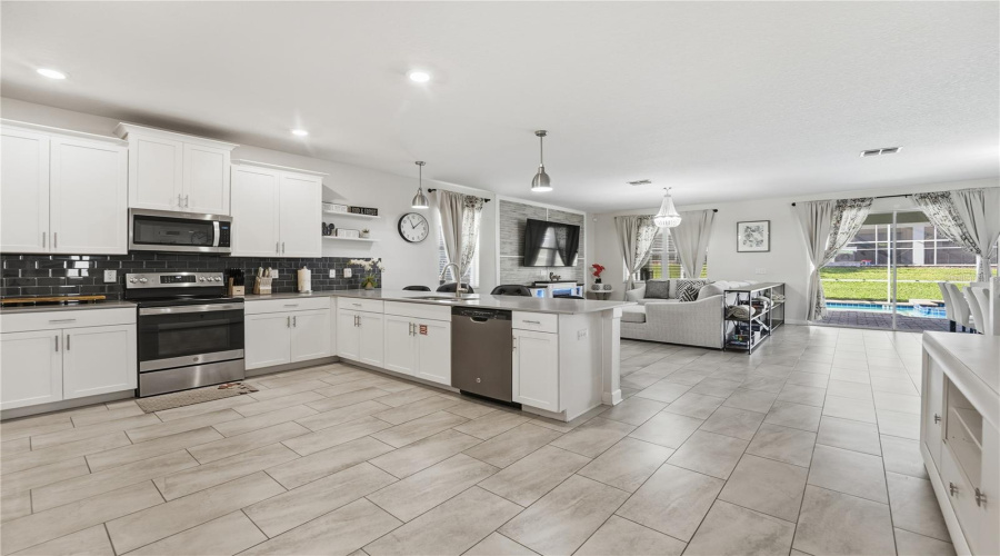 DAVENPORT, Florida 33896, 8 Bedrooms Bedrooms, ,5 BathroomsBathrooms,Residential,For Sale,SANDBAGGER,0,MFRO6357127