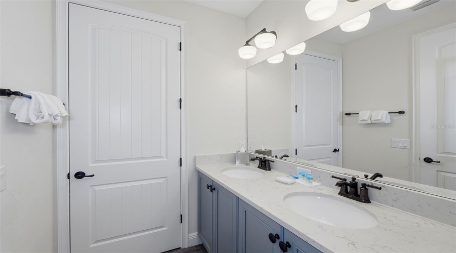 KISSIMMEE, Florida 34747, 5 Bedrooms Bedrooms, ,5 BathroomsBathrooms,Residential,For Sale,KNEE DEEP,0,MFRO6360849