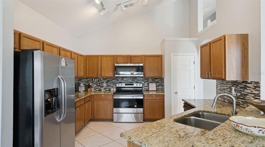 KISSIMMEE, Florida 34747, 6 Bedrooms Bedrooms, ,4 BathroomsBathrooms,Residential,For Sale,BLOOMING ALAMANDA,0,MFRS5136858