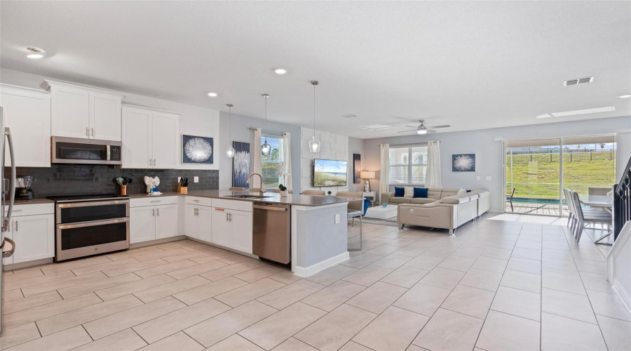 DAVENPORT, Florida 33896, 7 Bedrooms Bedrooms, ,5 BathroomsBathrooms,Residential,For Sale,SOMMERSET HILLS,0,MFRS5138624