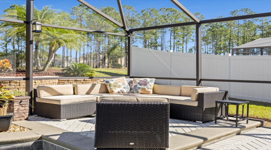 Spacious Lanai..furniture included!!