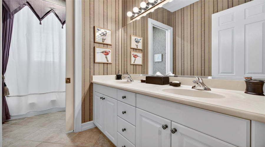 2nd Full Bath off Hallway