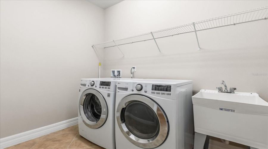 ORLANDO, Florida 32836, 3 Bedrooms Bedrooms, ,2 BathroomsBathrooms,Residential,For Sale,BERRY CREEK,0,MFRO6361129