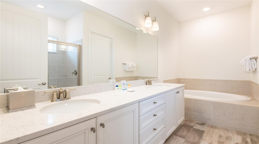 KISSIMMEE, Florida 34747, 6 Bedrooms Bedrooms, ,6 BathroomsBathrooms,Residential,For Sale,SURF,0,MFRO6361261