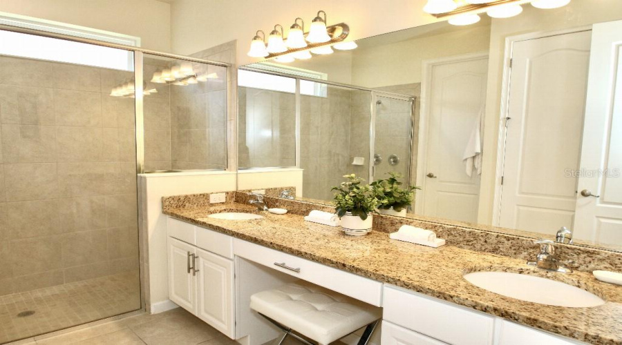 DAVENPORT, Florida 33837, 5 Bedrooms Bedrooms, ,4 BathroomsBathrooms,Residential,For Sale,OAKTREE,0,MFRTB8448832