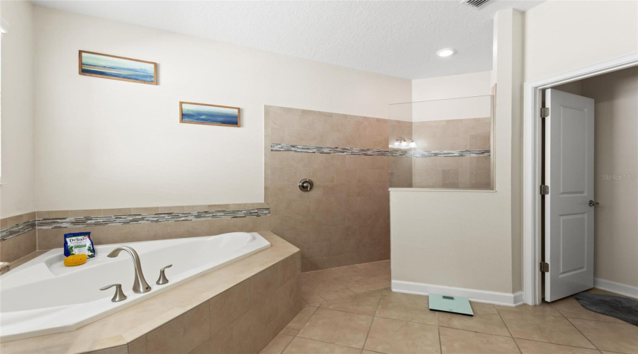 DAVENPORT, Florida 33896, 4 Bedrooms Bedrooms, ,2 BathroomsBathrooms,Residential,For Sale,CLUBMAN DR,0,MFRS5138919