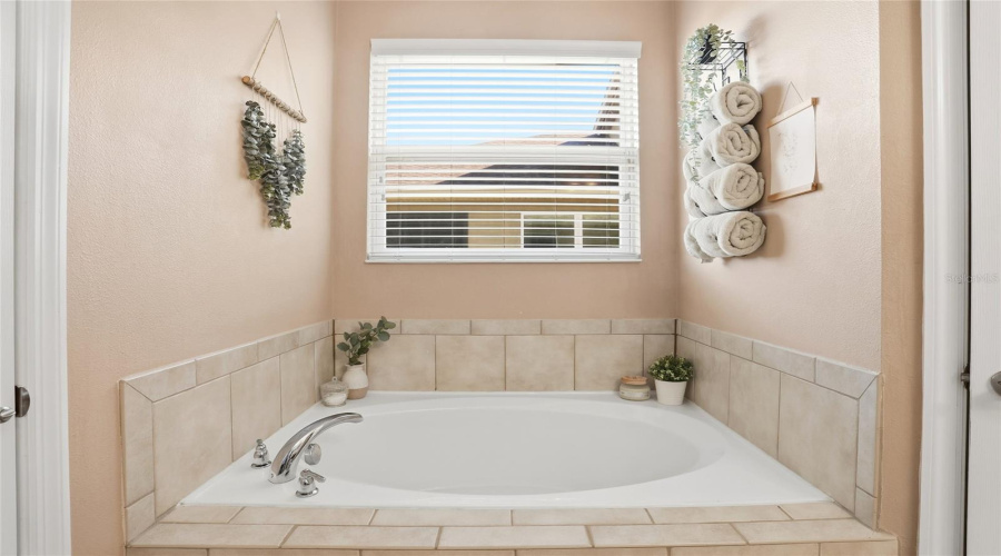 DAVENPORT, Florida 33837, 3 Bedrooms Bedrooms, ,2 BathroomsBathrooms,Residential,For Sale,LEXINGTON,0,MFRG5104803