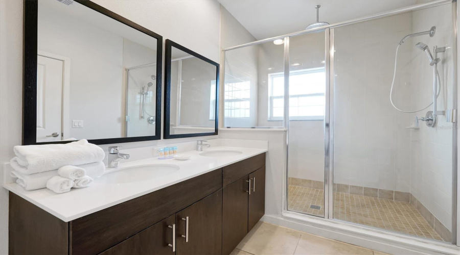 KISSIMMEE, Florida 34746, 2 Bedrooms Bedrooms, ,2 BathroomsBathrooms,Residential,For Sale,BUGATTI,0,MFRO6354323