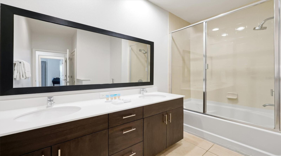 KISSIMMEE, Florida 34746, 2 Bedrooms Bedrooms, ,2 BathroomsBathrooms,Residential,For Sale,BUGATTI,0,MFRO6354323