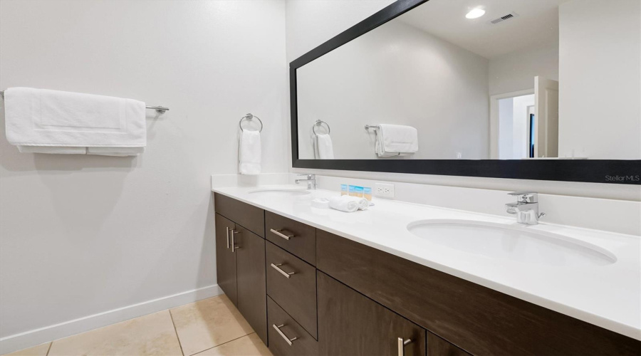 KISSIMMEE, Florida 34746, 2 Bedrooms Bedrooms, ,2 BathroomsBathrooms,Residential,For Sale,BUGATTI,0,MFRO6354323