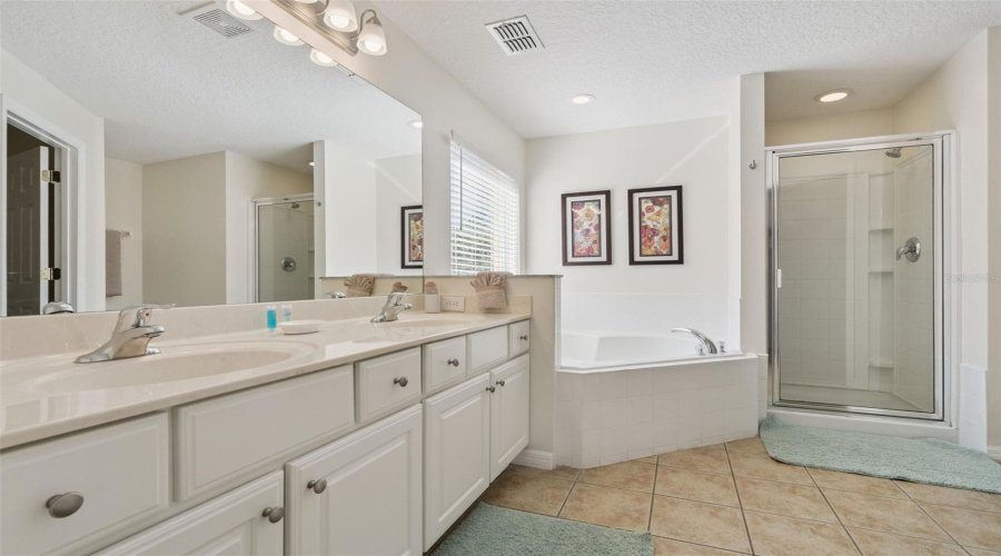 KISSIMMEE, Florida 34747, 5 Bedrooms Bedrooms, ,4 BathroomsBathrooms,Residential,For Sale,SUNRISE KEY,0,MFRS5139032