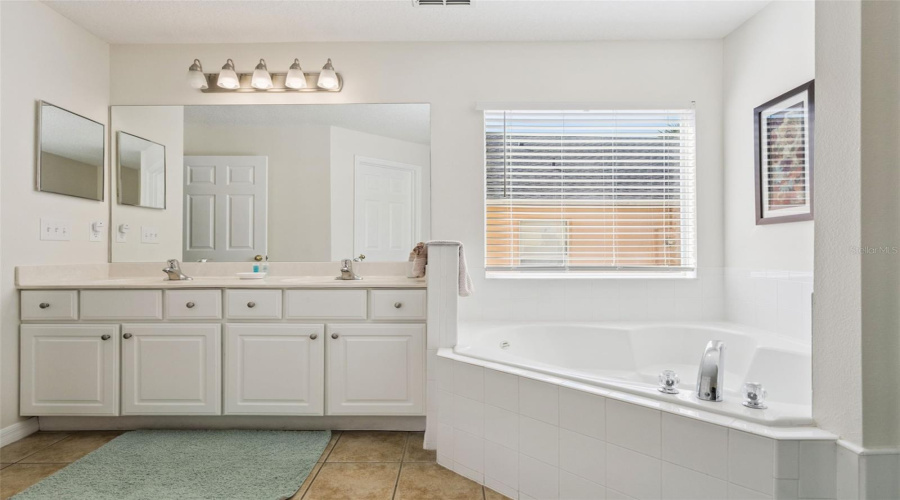 KISSIMMEE, Florida 34747, 5 Bedrooms Bedrooms, ,4 BathroomsBathrooms,Residential,For Sale,SUNRISE KEY,0,MFRS5139032