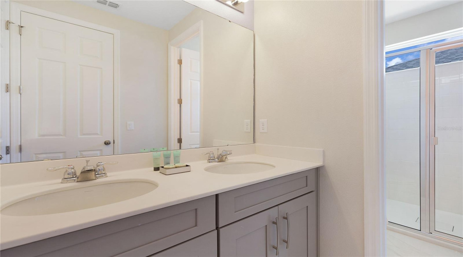 KISSIMMEE, Florida 34747, 9 Bedrooms Bedrooms, ,6 BathroomsBathrooms,Residential,For Sale,NASSAU POINT,0,MFRS5139275