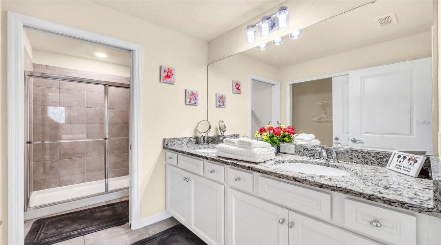 DAVENPORT, Florida 33897, 5 Bedrooms Bedrooms, ,4 BathroomsBathrooms,Residential,For Sale,PARADISE,0,MFRO6362520