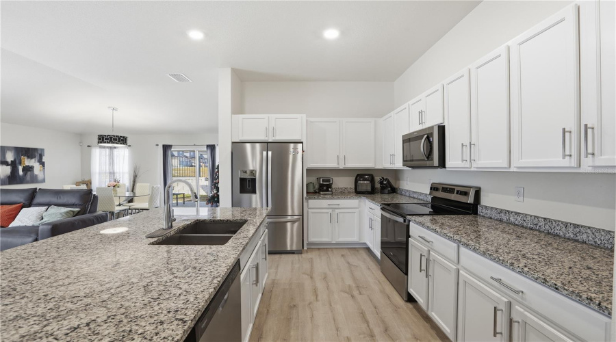 DAVENPORT, Florida 33896, 4 Bedrooms Bedrooms, ,2 BathroomsBathrooms,Residential,For Sale,OSCRAFT,0,MFRO6363682