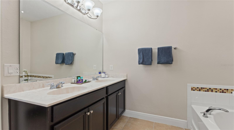 DAVENPORT, Florida 33837, 5 Bedrooms Bedrooms, ,4 BathroomsBathrooms,Residential,For Sale,OAKBOURNE,0,MFRO6362657