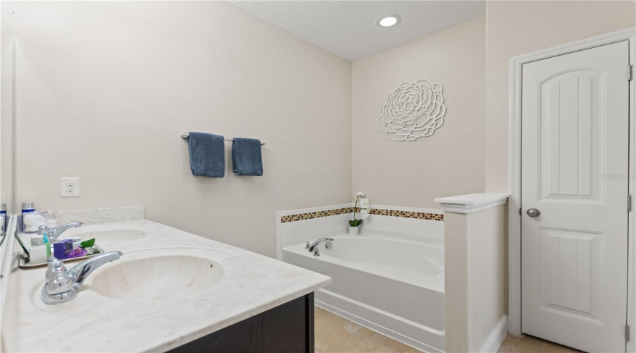 DAVENPORT, Florida 33837, 5 Bedrooms Bedrooms, ,4 BathroomsBathrooms,Residential,For Sale,OAKBOURNE,0,MFRO6362657