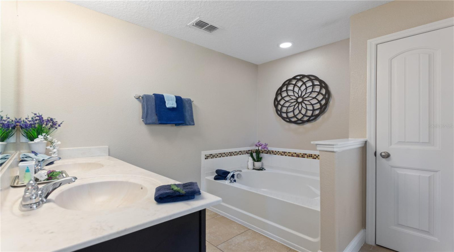 DAVENPORT, Florida 33837, 5 Bedrooms Bedrooms, ,4 BathroomsBathrooms,Residential,For Sale,OAKBOURNE,0,MFRO6362657