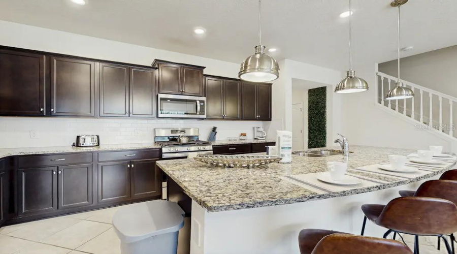 DAVENPORT, Florida 33837, 5 Bedrooms Bedrooms, ,4 BathroomsBathrooms,Residential,For Sale,OAKMOSS,0,MFRO6362792